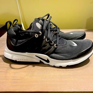 Brand New Boys size 7 Y Nike Presto